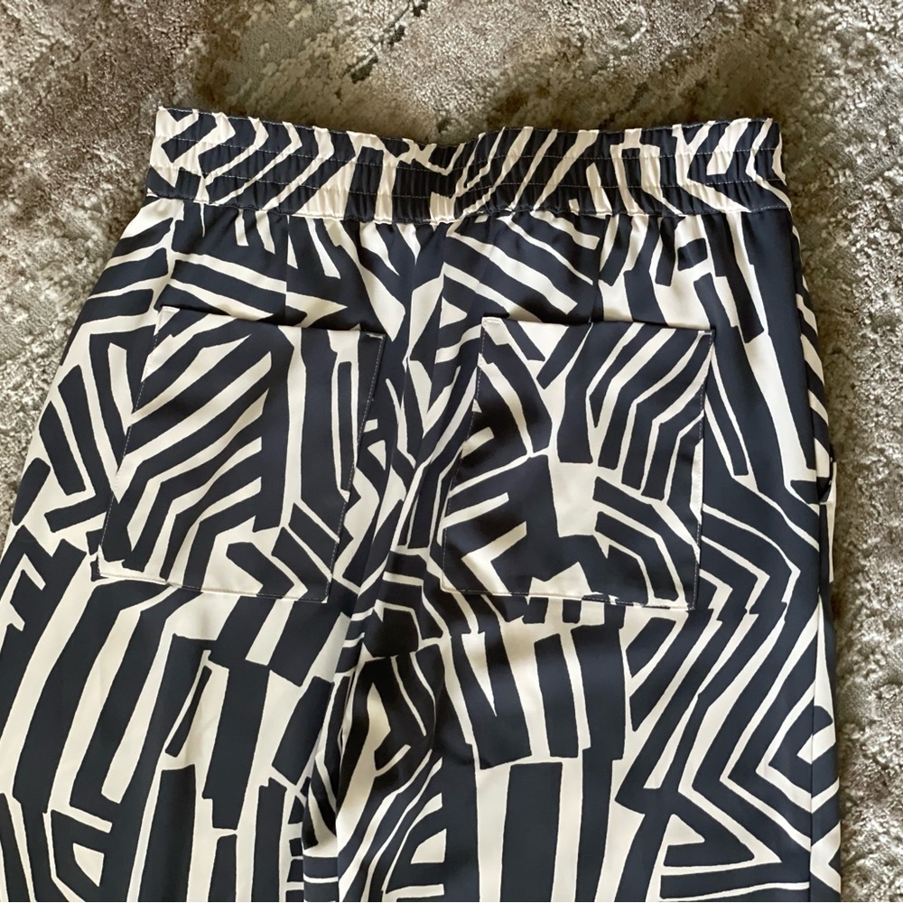 Loft palazzo wide leg pants with front and rear pockets. Soft fabric that flows - Picture 3 of 6